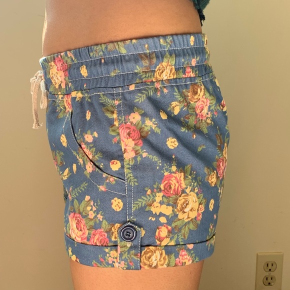 Flower print Shorts - Picture 2 of 4